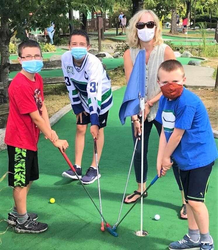Mini Golf @ Parksville | Canucks Autism Network Family Experience